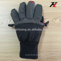 Dunkelfarbe Snowskate-Handschuhe, um die Hände im Winter warm zu halten